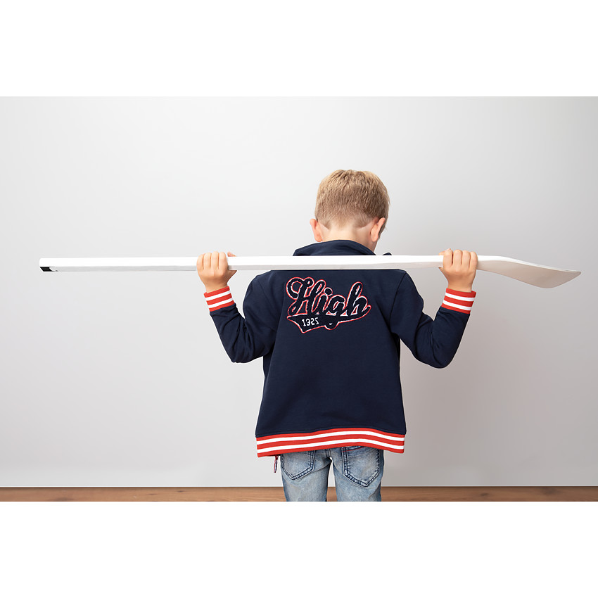 Gilet en molleton avec badge forme écusson et inscription brodée au dos 