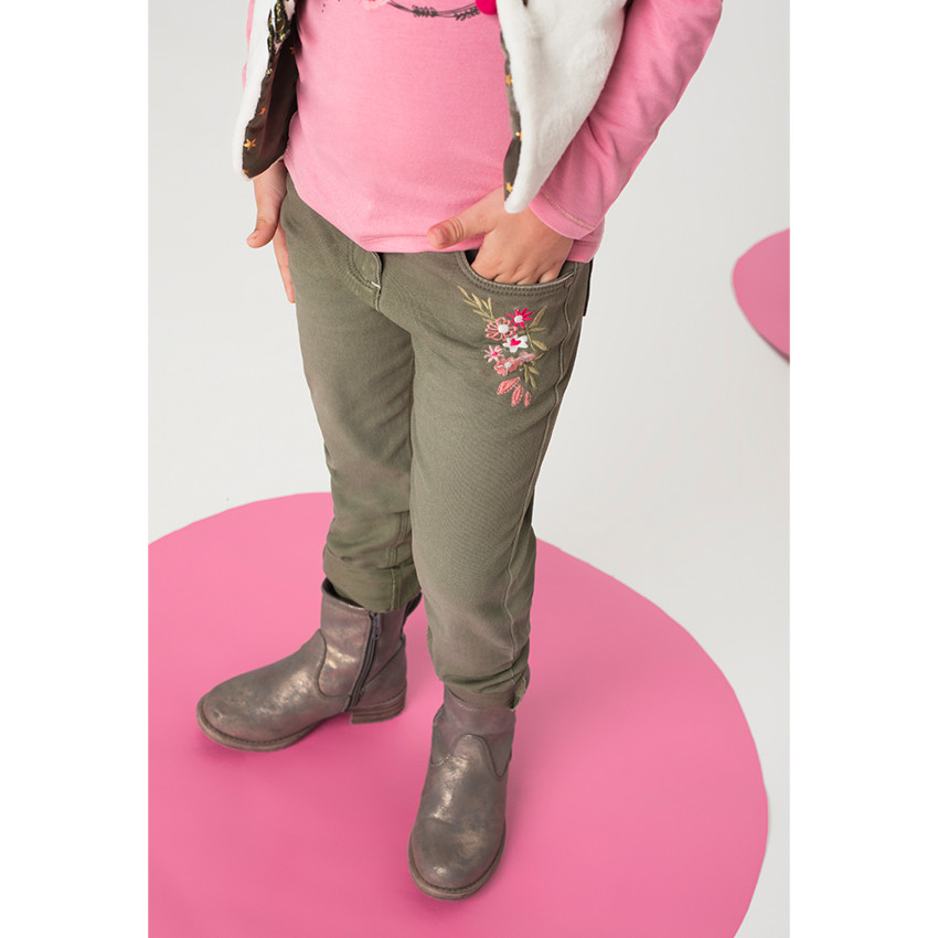 Jeans effet used kaki avec fleurs brodées 