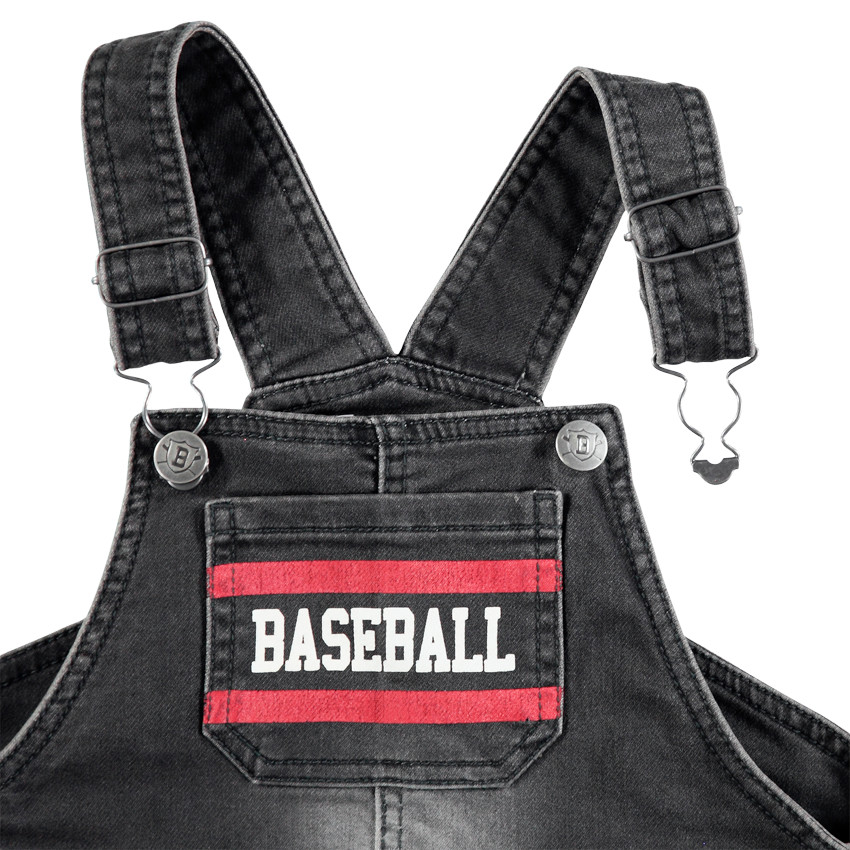 Salopette en jean effet used et crinkle avec prints et badges 