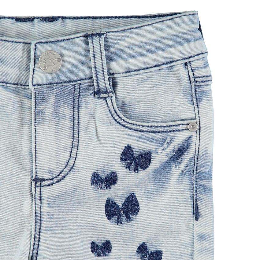 Jeans effet used et crinkle avec noeuds brodés 