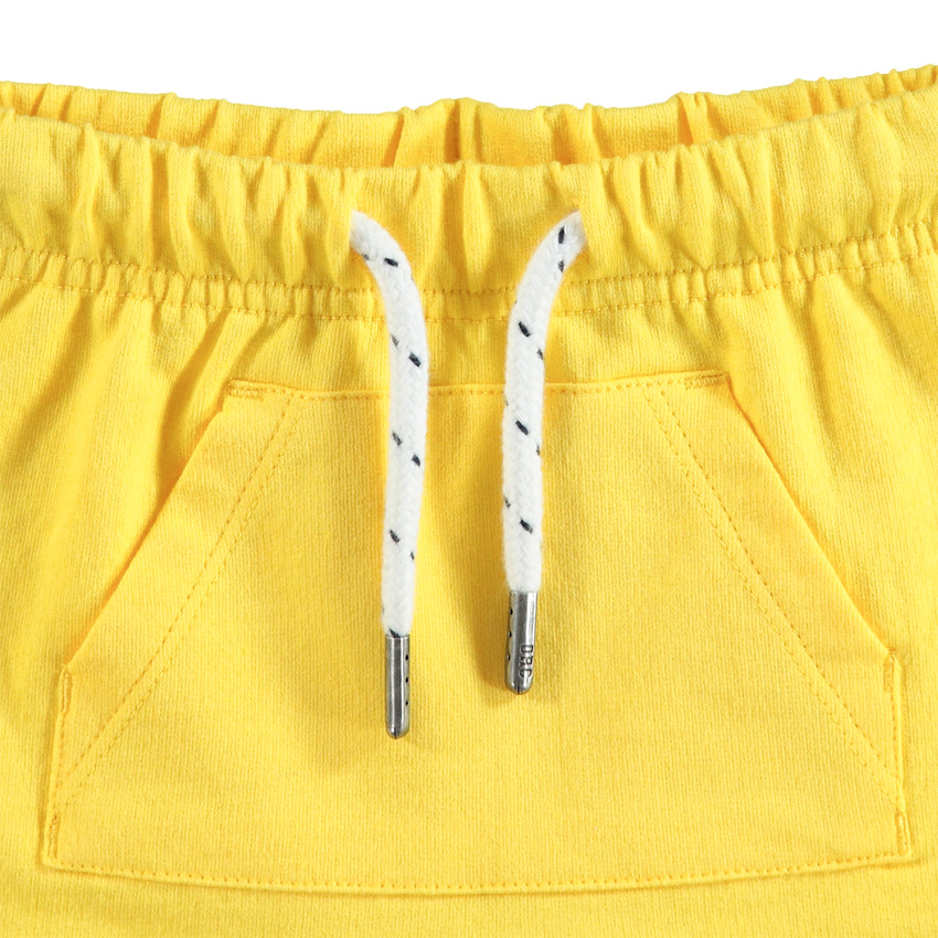 Ensemble avec tee-shirt manches courtes avec soleils all-over et short jaune 