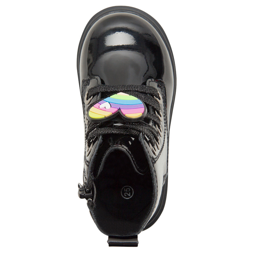 Bottillons vernis avec badge en gomme sur les lacets du 24 au 29 