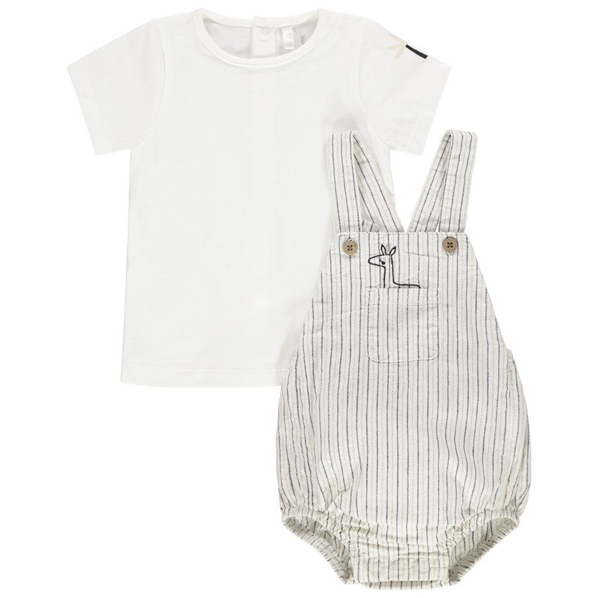 Ensemble avec salopette rayée et t-shirt pressionné 