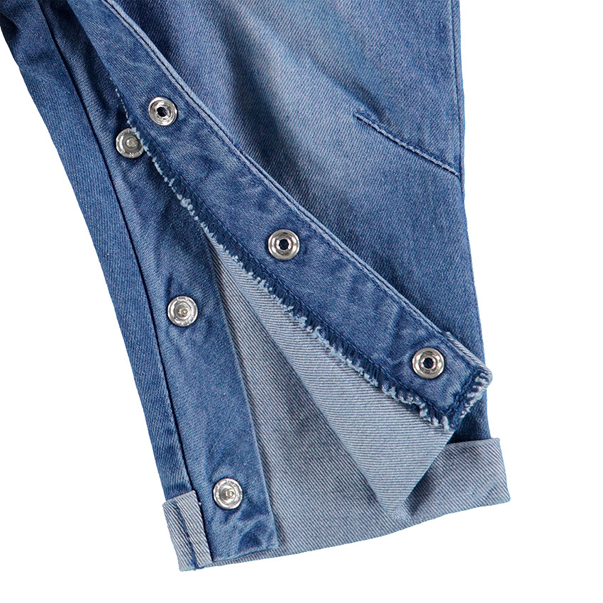 Ensemble avec salopette en chambray et tee-shirt rayé all-over 