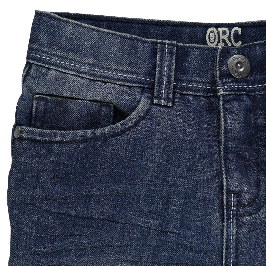 Jeans droit et surpiqûres 