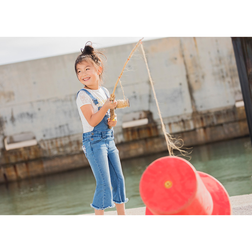 Salopette courte en jeans avec empiècements en dentelle 