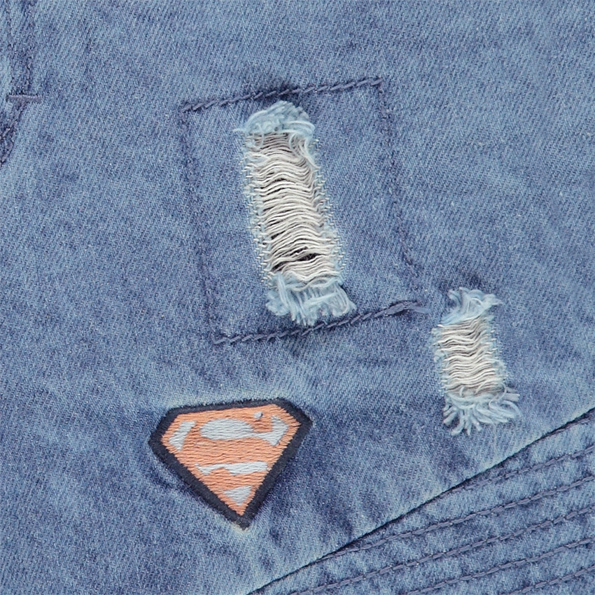 Bermuda en jeans effet crinkle avec texte printé au dos 