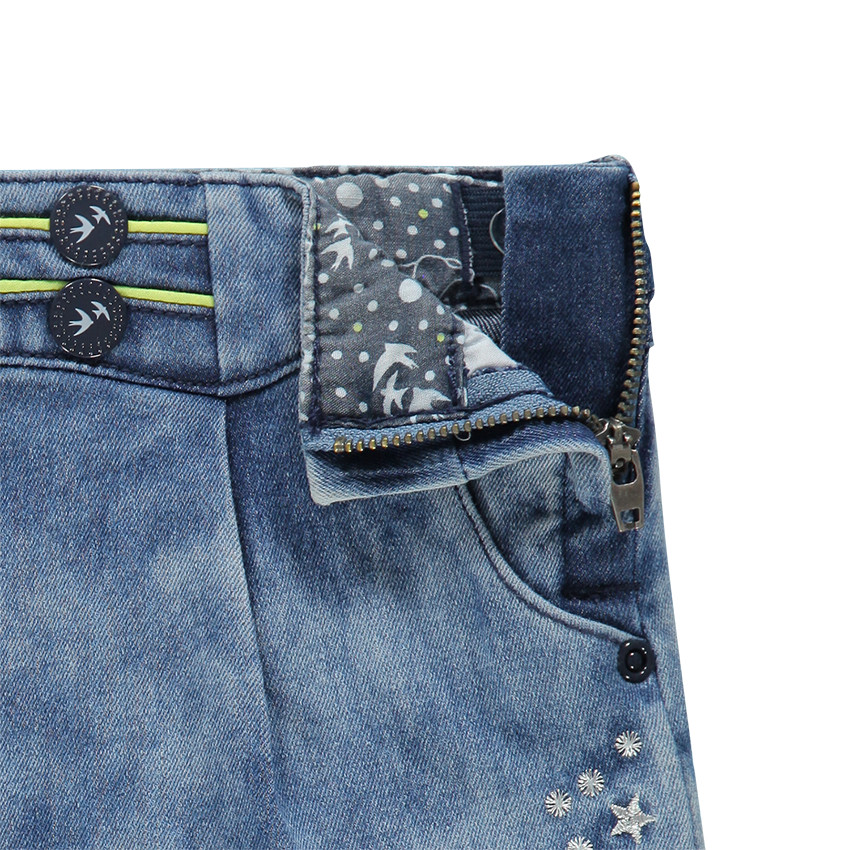 Jupe droite en jeans effet neige avec badge et broderies 